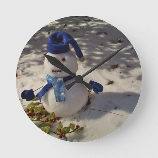 Schneemann withBlue Hut und Schal Runde Wanduhr (Vorderseite)