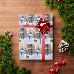 Schneemann zu Weihnachten, der einen Hasen böse an Geschenkpapier