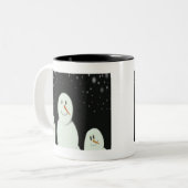 Schneemänner erfreuen sich an der stürmischen Nach Zweifarbige Tasse (Vorderseite Links)