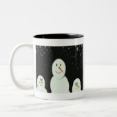 Schneemänner erfreuen sich an der stürmischen Nach Zweifarbige Tasse (Links)