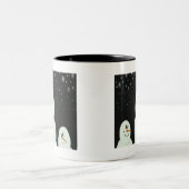 Schneemänner erfreuen sich an der stürmischen Nach Zweifarbige Tasse (Mittel)