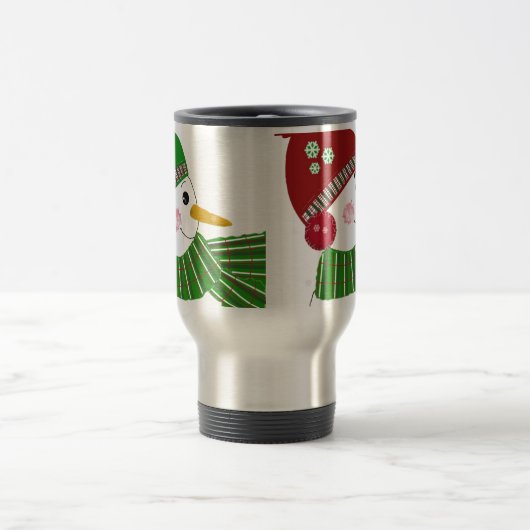 Schneemänner in grünen und roten Accessoires Reisebecher (Mittel)