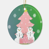 Schneemänner mit einem rosa Weihnachtsbaum Keramikornament (Links)