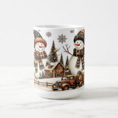 Schneemänner mit rustikalem Haus und altem Lastwag Kaffeetasse (Mittel)