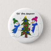 Schneemänner schmücken einen Weihnachtsbaum Button (Vorderseite)