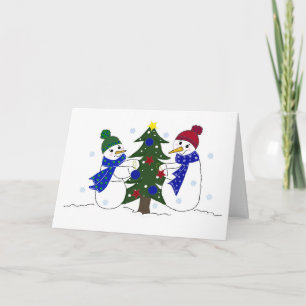 Schneemänner schmücken einen Weihnachtsbaum Feiertagskarte