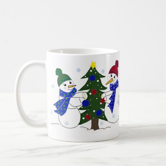 Schneemänner schmücken einen Weihnachtsbaum Kaffeetasse (Links)