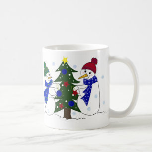 Schneemänner schmücken einen Weihnachtsbaum Kaffeetasse