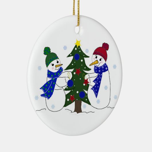 Schneemänner schmücken einen Weihnachtsbaum Keramikornament (Rechts)