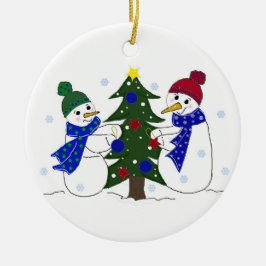 Schneemänner schmücken einen Weihnachtsbaum Keramikornament