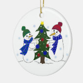 Schneemänner schmücken einen Weihnachtsbaum Keramikornament (Links)
