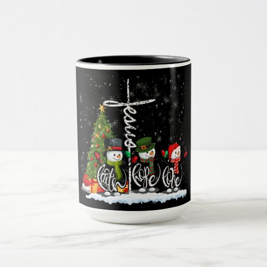 Schneemänner unter dem Baum: Eine Weihnachtsbotsch Tasse (Zentrum)