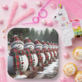 Schneemännerreihe mit Karierten Karren Pappteller (Party)