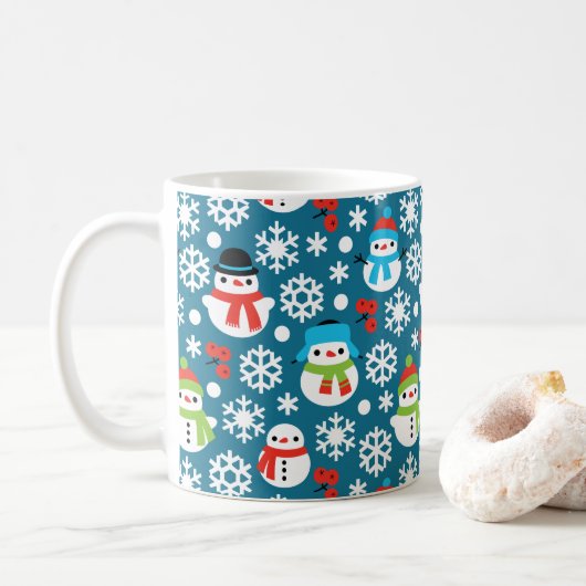 Schneemans & Schneeflocken Nahtloses Muster Kaffeetasse (Mit Donut)