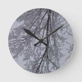 Schneemuster in den Bäumen Runde Wanduhr