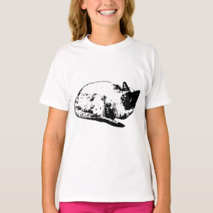 Schneesaison-Katze, zusammengerollt und zufrieden T-Shirt