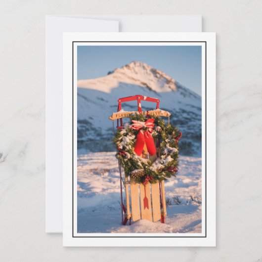 Schneeschlitten mit Weihnachtskranz Feiertagskarte (Vorderseite)