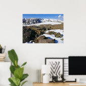 Schneeschmelzen auf den Felsen Poster (Heimbüro)