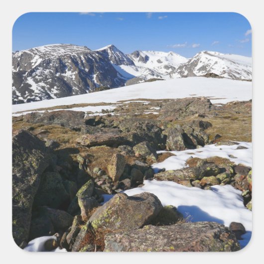 Schneeschmelzen auf den Felsen Quadratischer Aufkleber (Vorderseite)