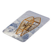 Schneeschuhe im Schnee Magnet (Linke Seite)