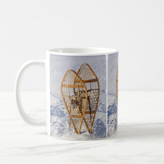 Schneeschuhe in der Schneedecke-Tasse Kaffeetasse (Links)
