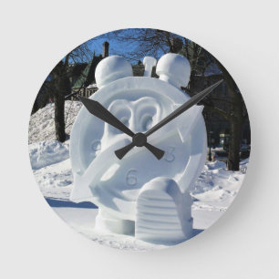 Schneeskulptur, Quebec, Kanada Runde Wanduhr