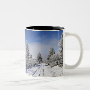 Schneespur und Kiefern, Cambrians, bei St Zweifarbige Tasse