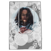 Schneestars - Weiß, Grau - Geschenktasche Mittlere Geschenktüte (Rückseite)