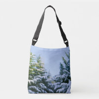 Schneeszene, hübsch schneebedeckte Evergreens, mit