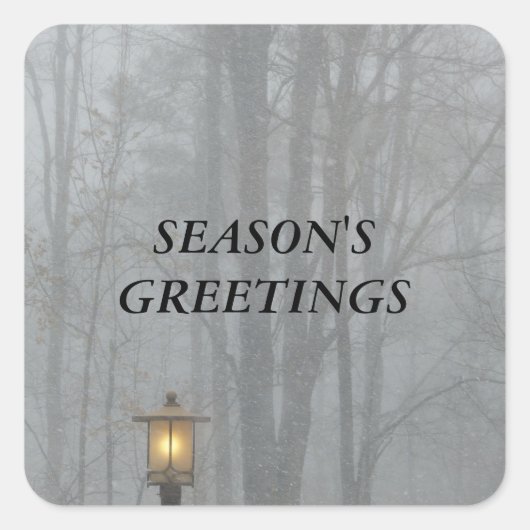 Schneeszene mit glühender Old Street Lamp Quadratischer Aufkleber (Vorderseite)