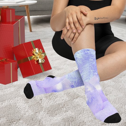 Schneeszene mit Ornamenten und blauem Farbtupfer Socken