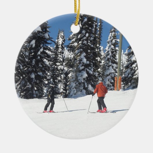 Schneeszene mit Skifahrern und schneebedeckten Bäu Keramikornament (Vorne)