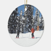 Schneeszene mit Skifahrern und schneebedeckten Bäu Keramikornament (Links)