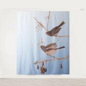 Schneevögel auf einem Bare Winter Branch Wandteppich (Vorderseite)