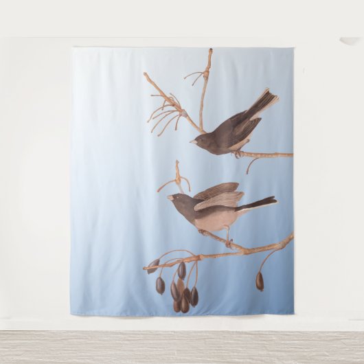 Schneevögel auf einem Bare Winter Branch Wandteppich (Vorderseite)