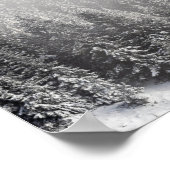 Schneewald in Nebel gewickelt Poster (Ecke)