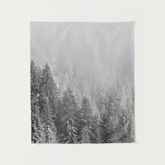 Schneewald in Nebel gewickelt Wandteppich (Vorderseite)