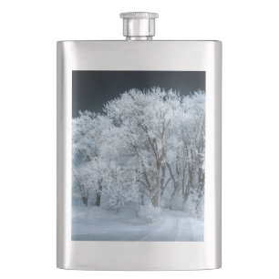 Schneeweg durch Mattierte Bäume Flachmann