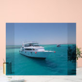 Schneeweiße Yacht in der Nähe der weißen Insel im Acrylschild (Hochzeit)