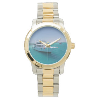 Schneeweiße Yacht in der Nähe der weißen Insel im  Armbanduhr