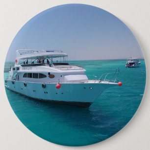 Schneeweiße Yacht in der Nähe der weißen Insel im  Button