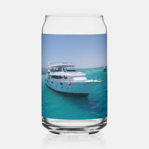 Schneeweiße Yacht in der Nähe der Weißen Insel im Dosenglas