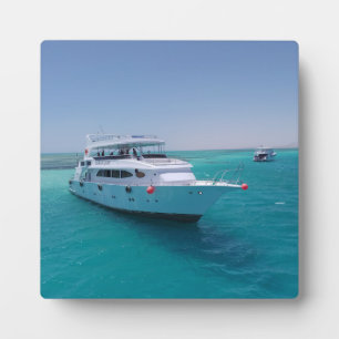 Schneeweiße Yacht in der Nähe der weißen Insel im Fotoplatte