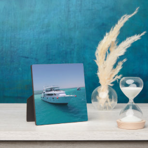 Schneeweiße Yacht in der Nähe der weißen Insel im  Fotoplatte