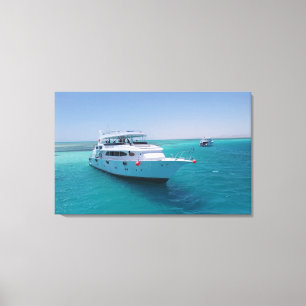 Schneeweiße Yacht in der Nähe der weißen Insel im  Leinwanddruck