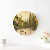Schneewinterweg mit Pinienbäumen Große Wanduhr (Zuhause)
