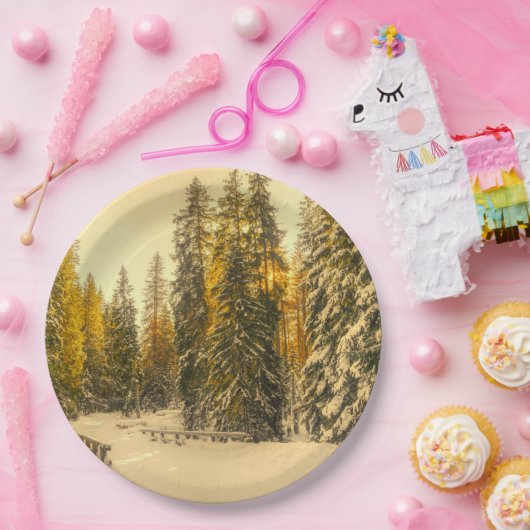 Schneewinterweg mit Pinienbäumen Pappteller (Party)