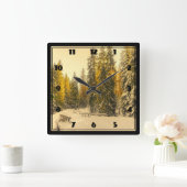 Schneewinterweg mit Pinienbäumen Quadratische Wanduhr (Zuhause)