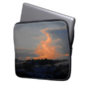 Schneewolken über Newtown, Powys Laptopschutzhülle (Vorderseite Links)