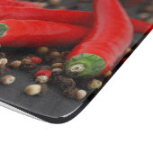 Schneidebrett mit Peperoni (Ecke)